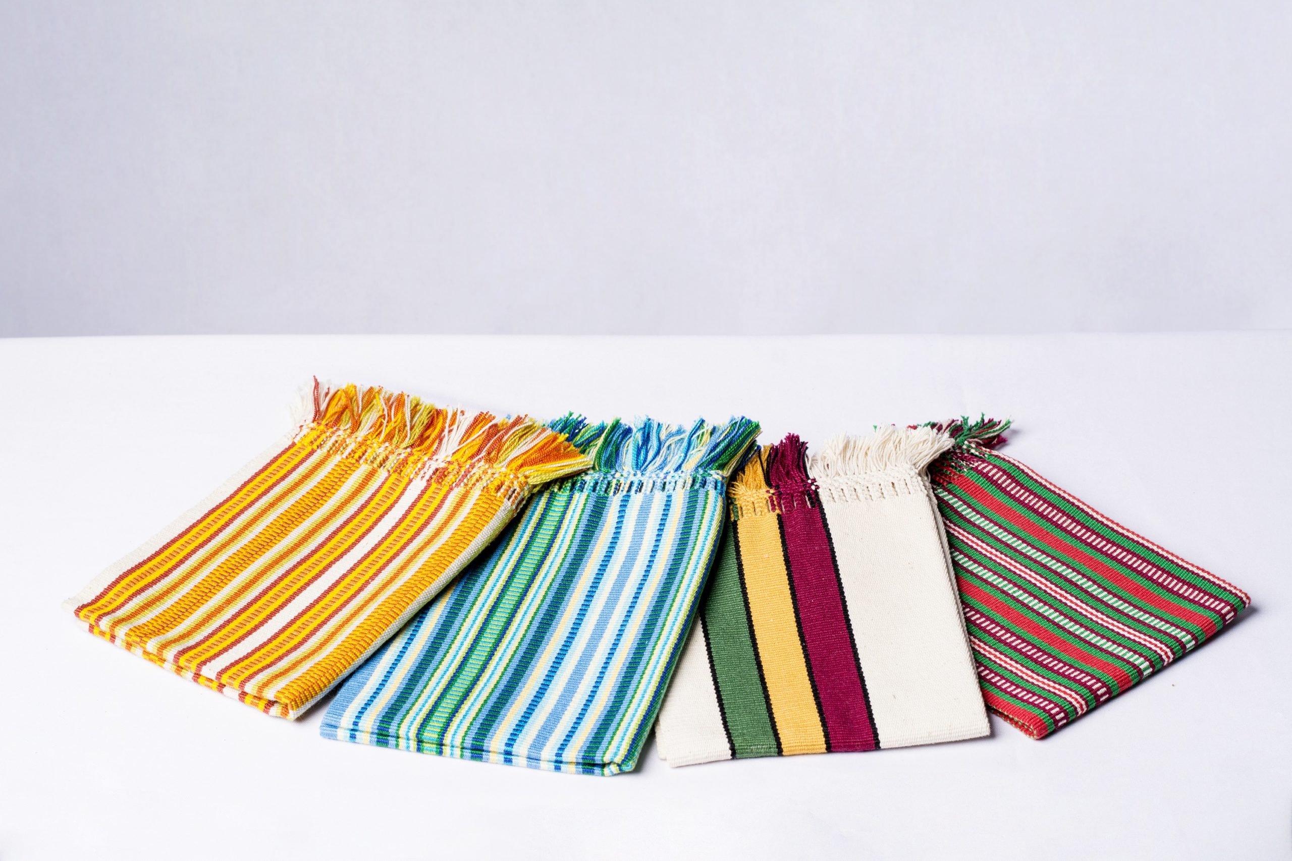 Tejido textil en telar oriental Guarayo (individuales).  Material: Hilo de algodón.