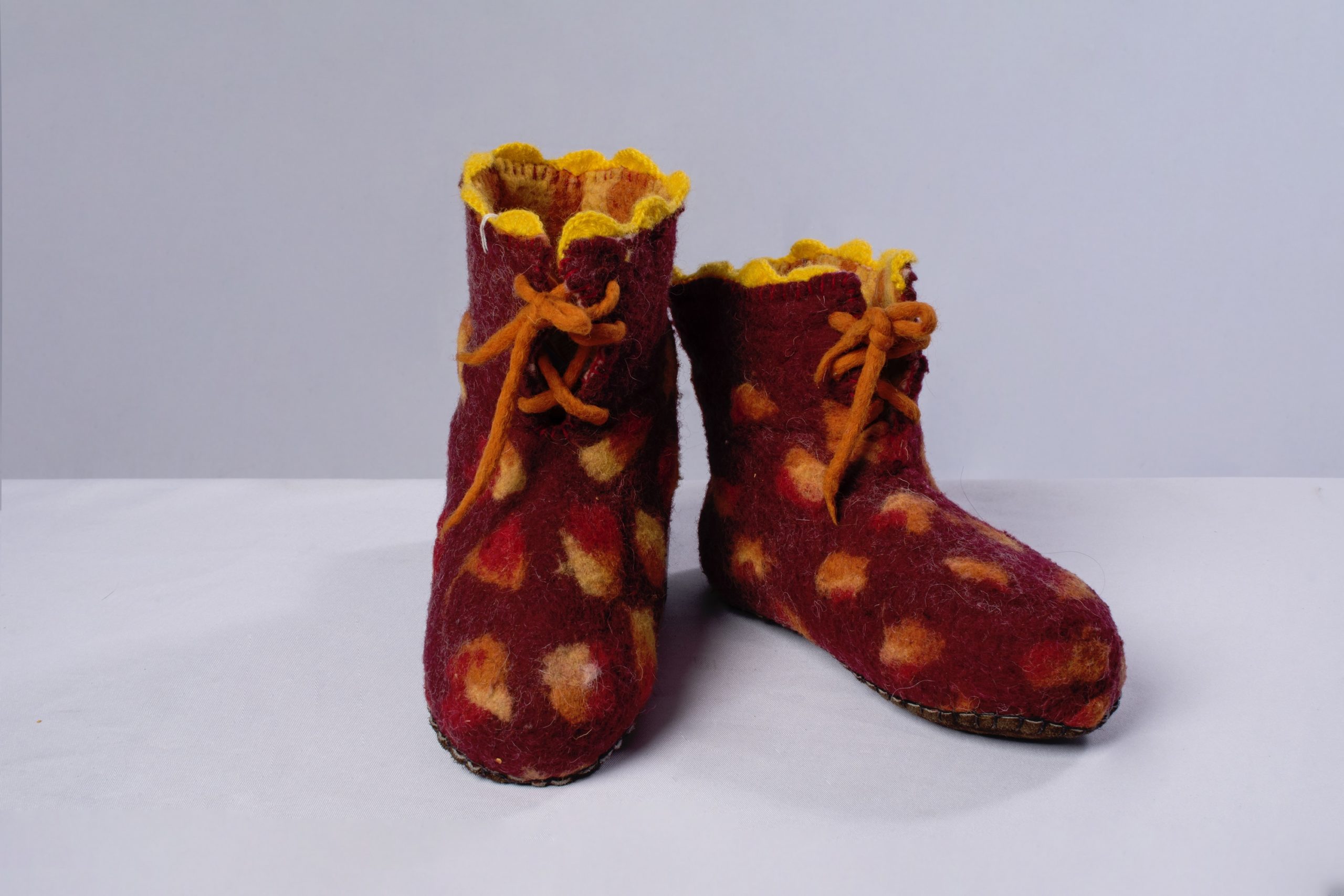 Zapatos línea infantil (Textil no tejido – fieltro).Material: Fibra de oveja.