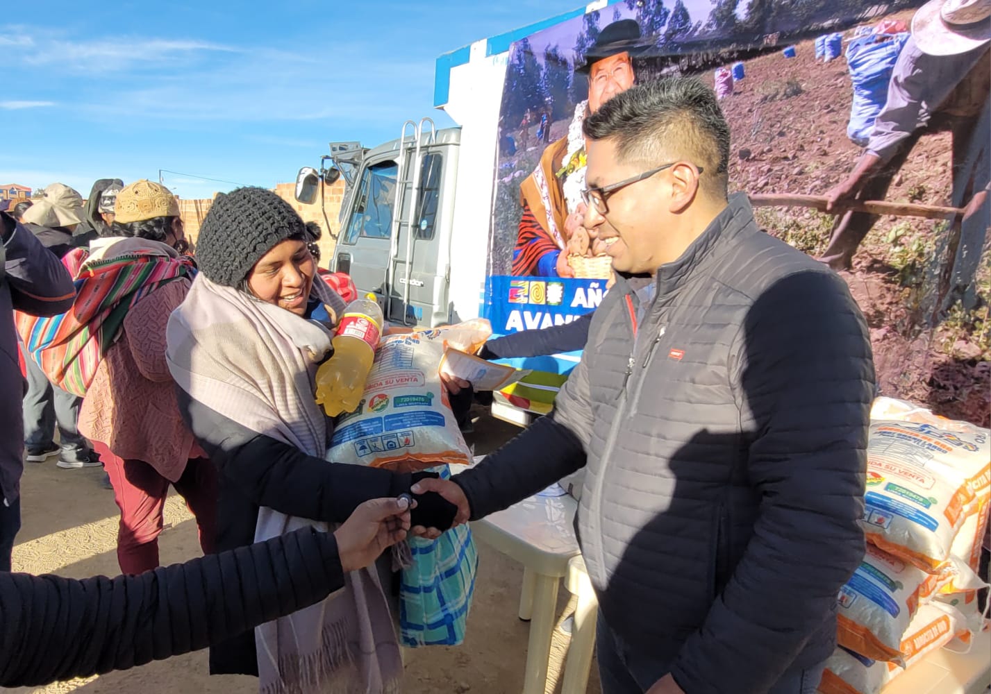 Aceite «Sabor Casero» de San Julián: Gobierno intensifica distribución de alimentos en El Alto frente a bloqueos