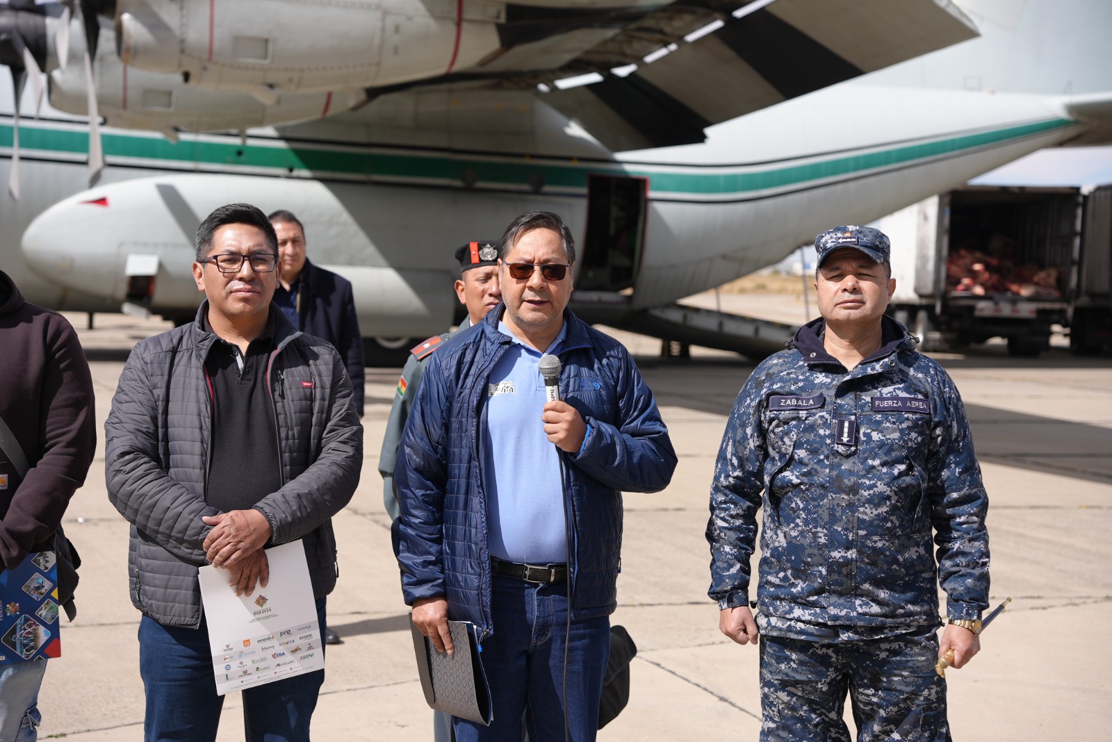 Ante los bloqueos, el Gobierno abastece de pollo, carne de res, huevo y aceite a La Paz, a través de puentes aéreos -7 junio 2025