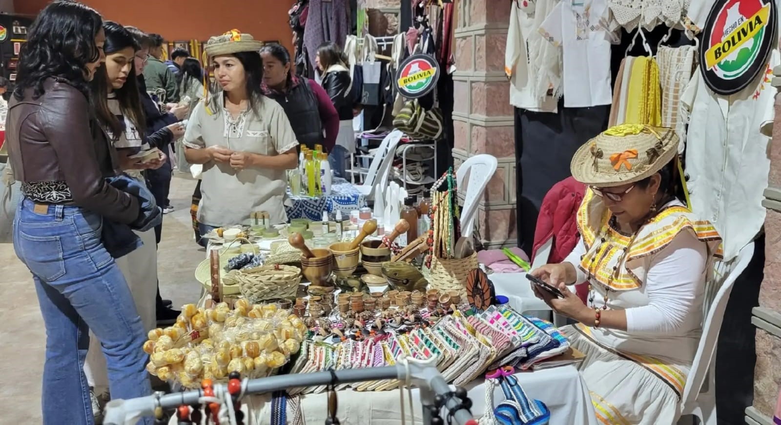 La 8va Feria Plurinacional de la Artesanía del Bicentenario celebra la riqueza cultural y productiva de Bolivia 