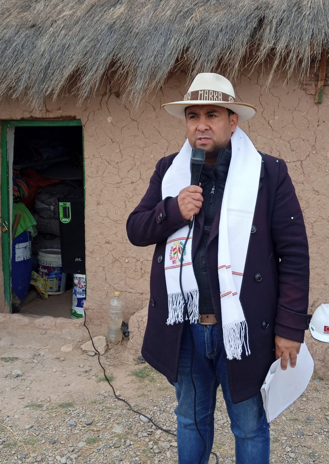 Viceministro Siles participa de la entrega de cobertizos para camélidos, viviendas y radiobase en municipios de Oruro