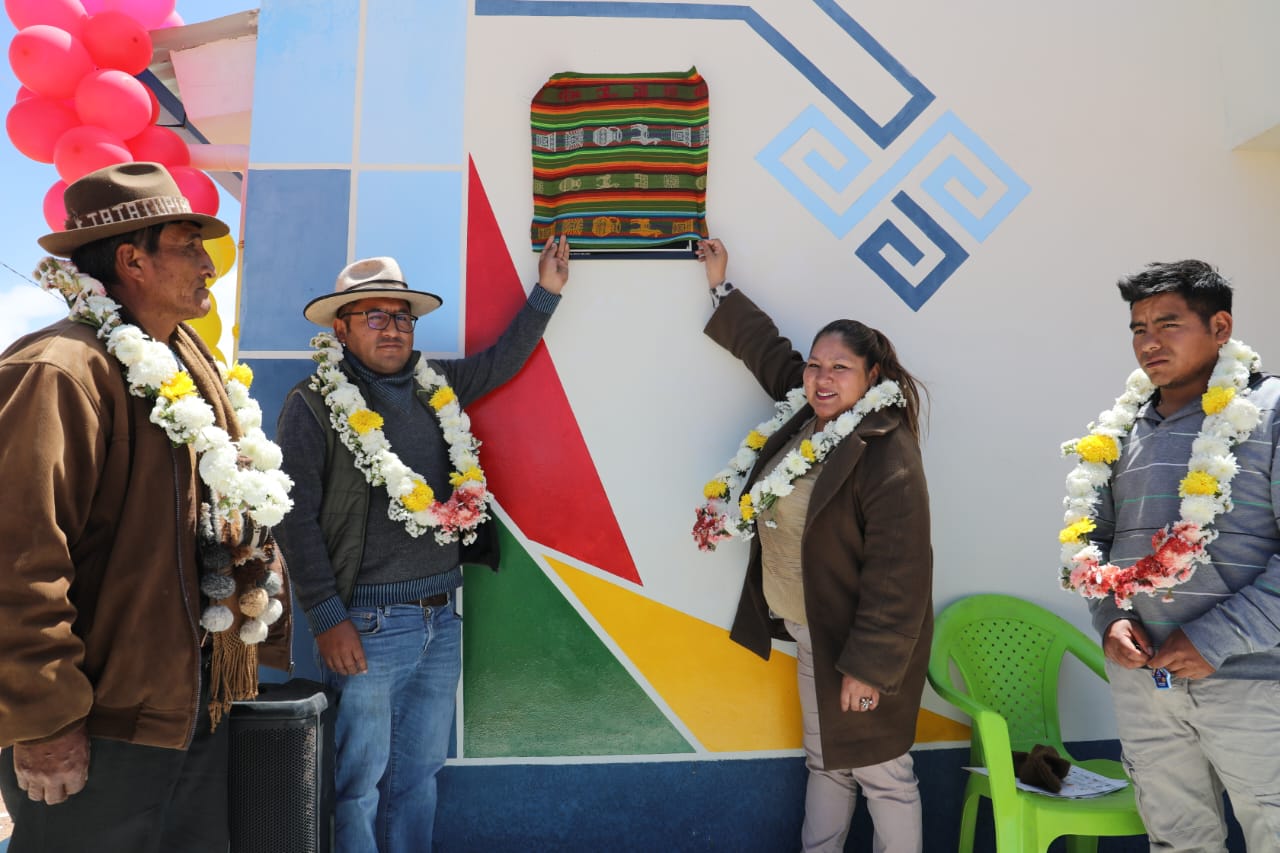 Viceministra de la Micro y Pequeña Empresa participa en la entrega de obras en Choquecota, Oruro