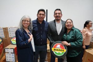 El ministro de Desarrollo Productivo y Economía Plural, Zenón Mamani, participa de la entrega de activos productivos a mujeres emprendedoras