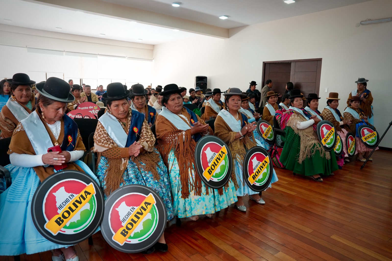 El Gobierno reconoce a 71 confeccionistas de pollera paceña con certificados de competencia