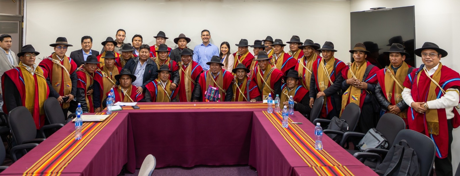 Ministro Justiniano y Ponchos Rojos de Omasuyos acuerdan agenda de trabajo para impulsar proyectos productivos