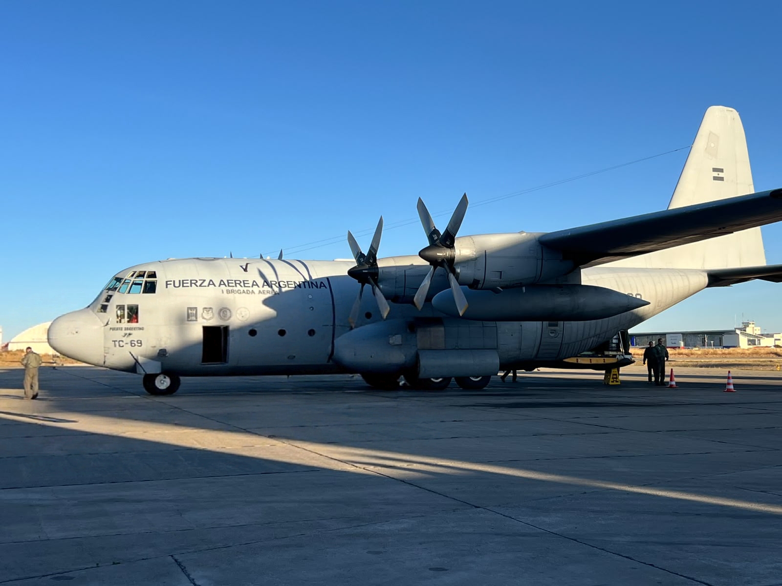 Gobierno nacional y Alcaldía de La Paz coordinan vuelo solidario para transportar carne de pollo y mitigar la escasez causada por los bloqueos