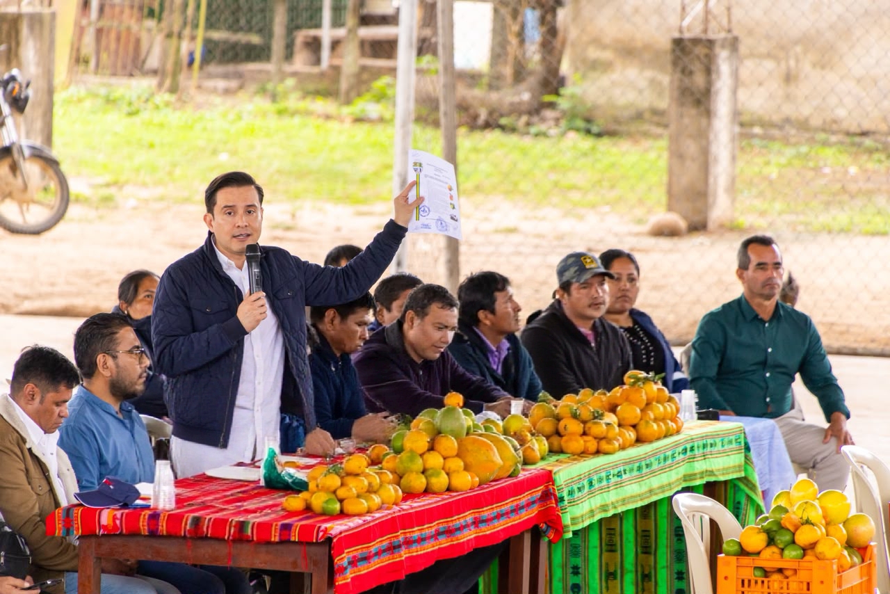 Gobierno y productores de frutas de la provincia Ichilo firman acuerdo para impulsar la comercialización directa y la exportación