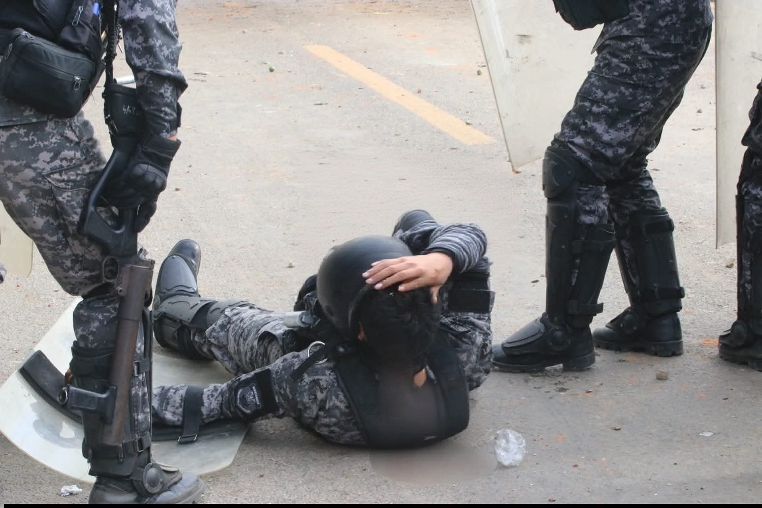 Policía resulta herido por arma de fuego tras violenta resistencia de bloqueadores en San Julián