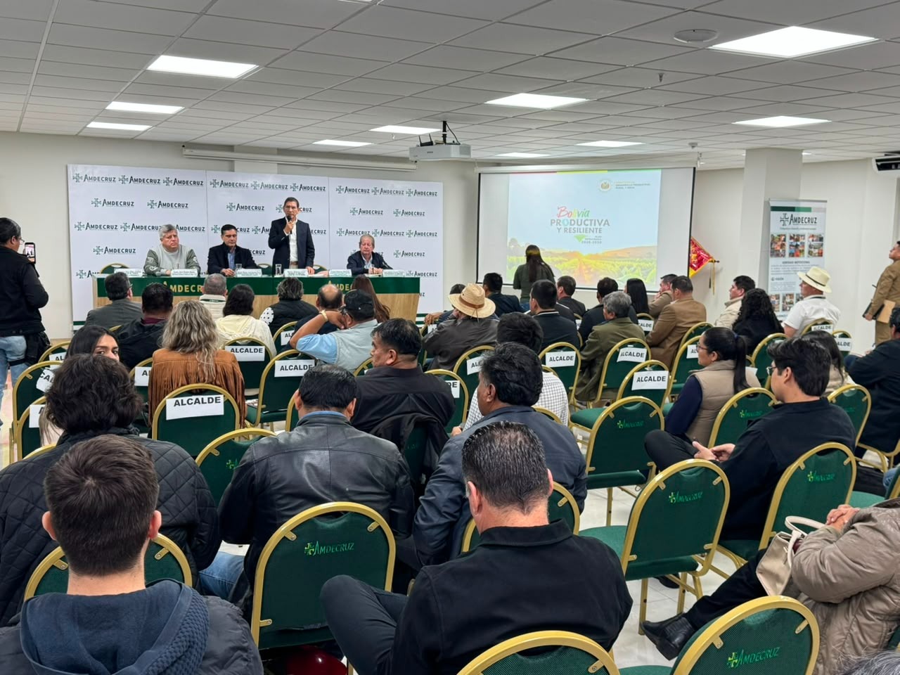 El Gobierno nacional y municipios cruceños impulsan proyectos para reactivar la producción en el departamento