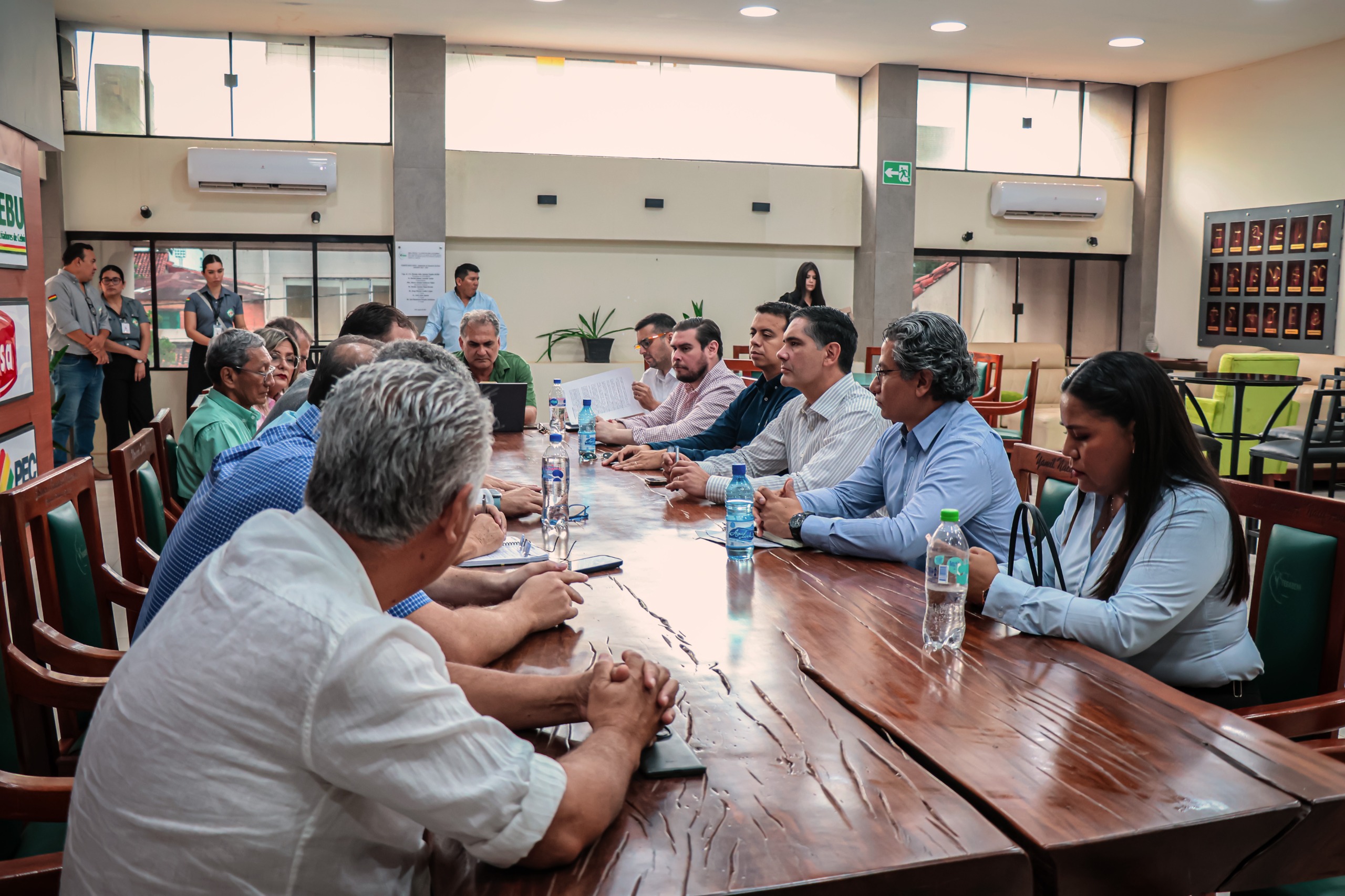 El ministro Oscar Mario Justiniano coordina acciones con FEGABENI para agilizar trámites y fortalecer la producción ganadera