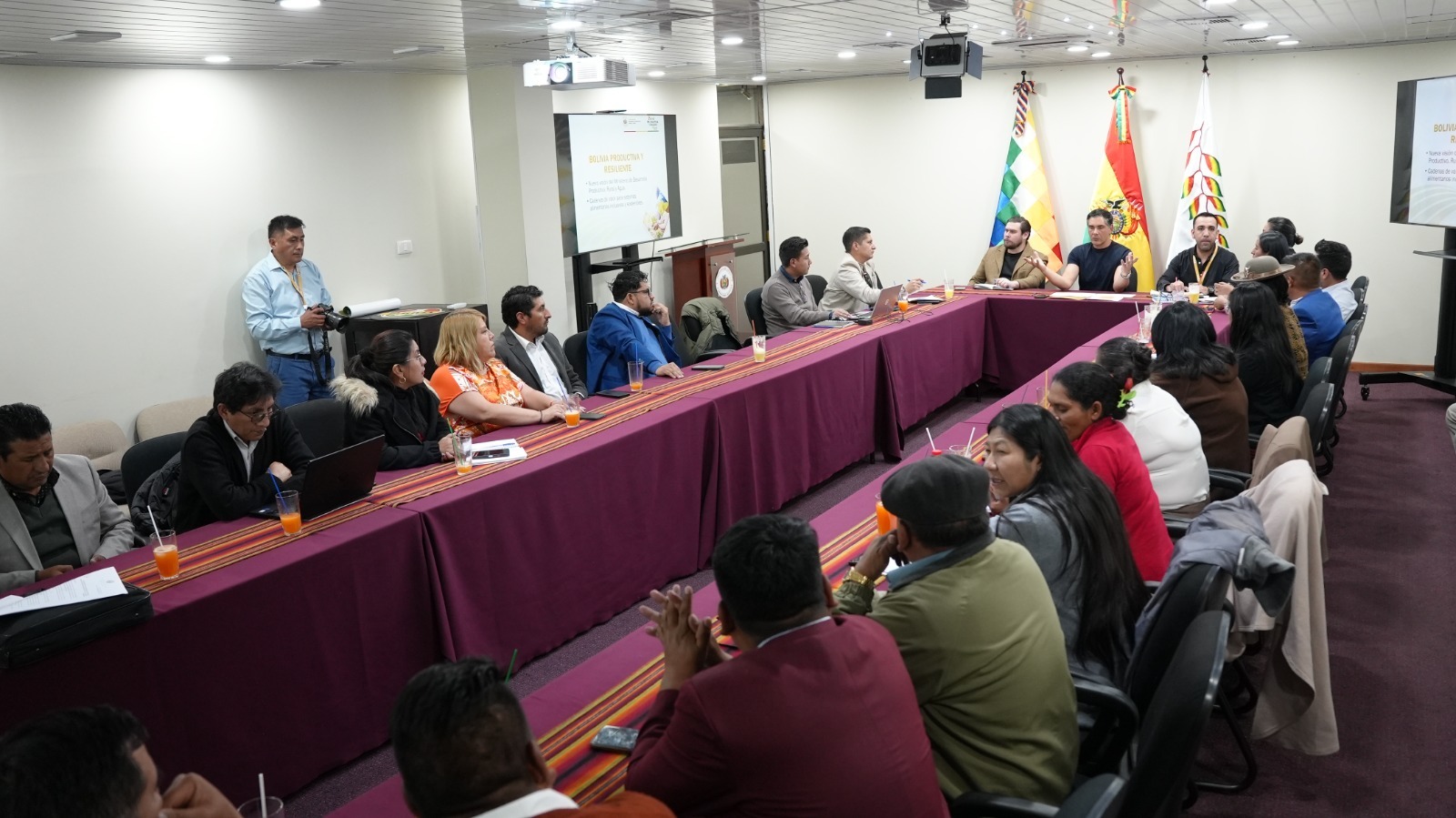 El ministro Oscar Mario Justiniano coordina agenda de trabajo con asambleístas nacionales para potenciar la producción en las regiones
