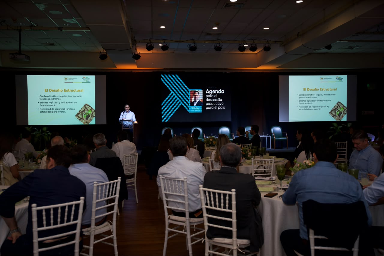 El ministro Oscar Mario Justiniano presenta en el foro de CAINCO las perspectivas económicas y ratifica la importancia de la alianza público-privada