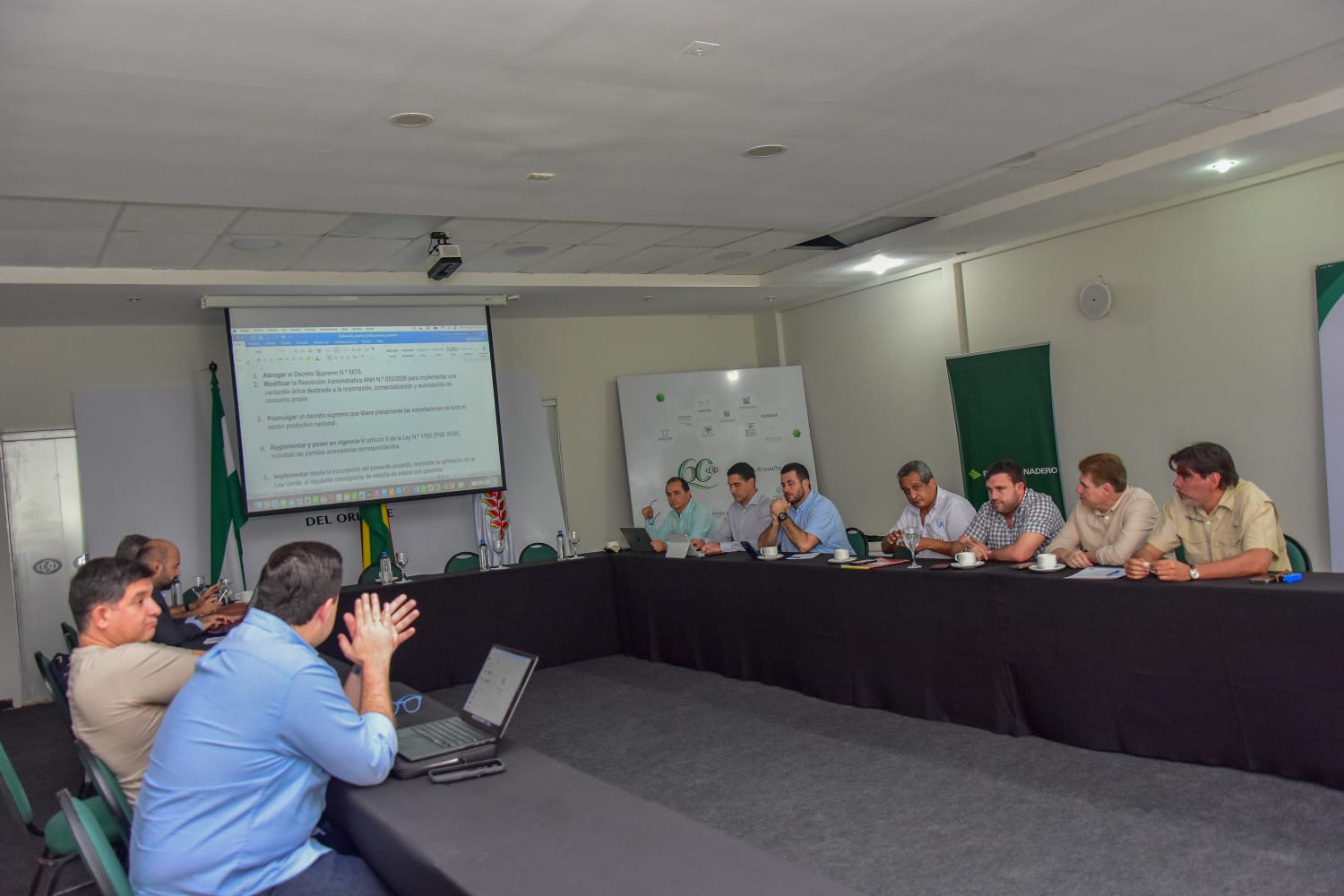 El ministro Oscar Mario Justiniano se reúne con sectores productivos en Santa Cruz para coordinar acciones sobre el abastecimiento de combustible