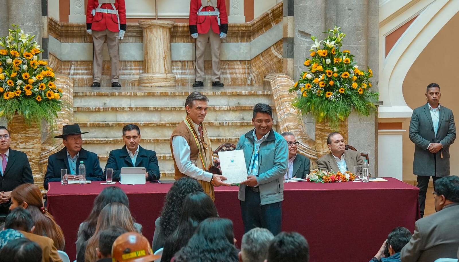 Gobierno nacional y alcaldes firman convenios por Bs 92,5 millones para la ejecución de obras deportivas escolares en 35 municipios de La Paz