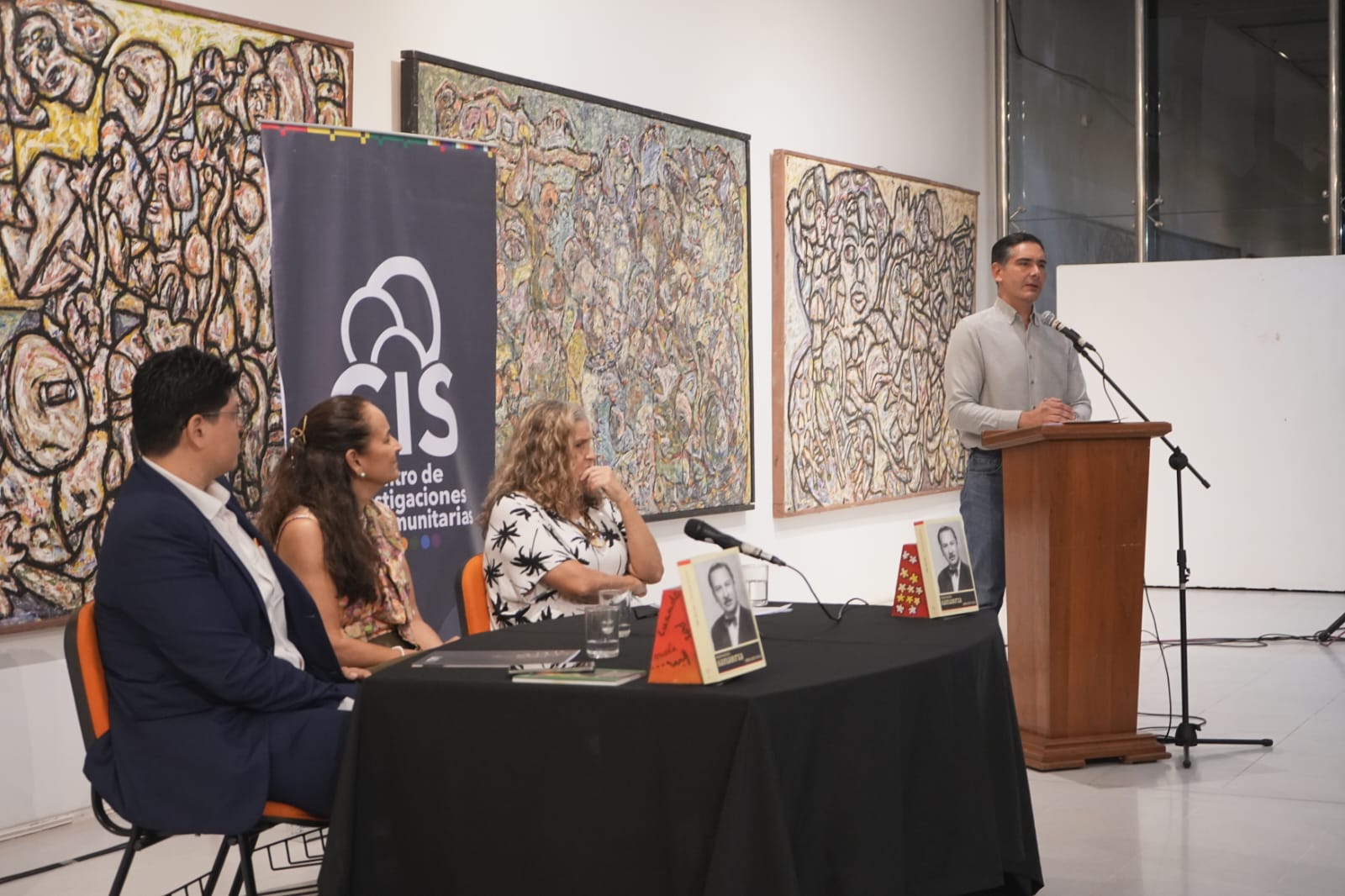 El ministro Óscar Mario Justiniano impulsa la difusión del patrimonio cultural boliviano en la presentación de la “Obra reunida” de Hernando Sanabria