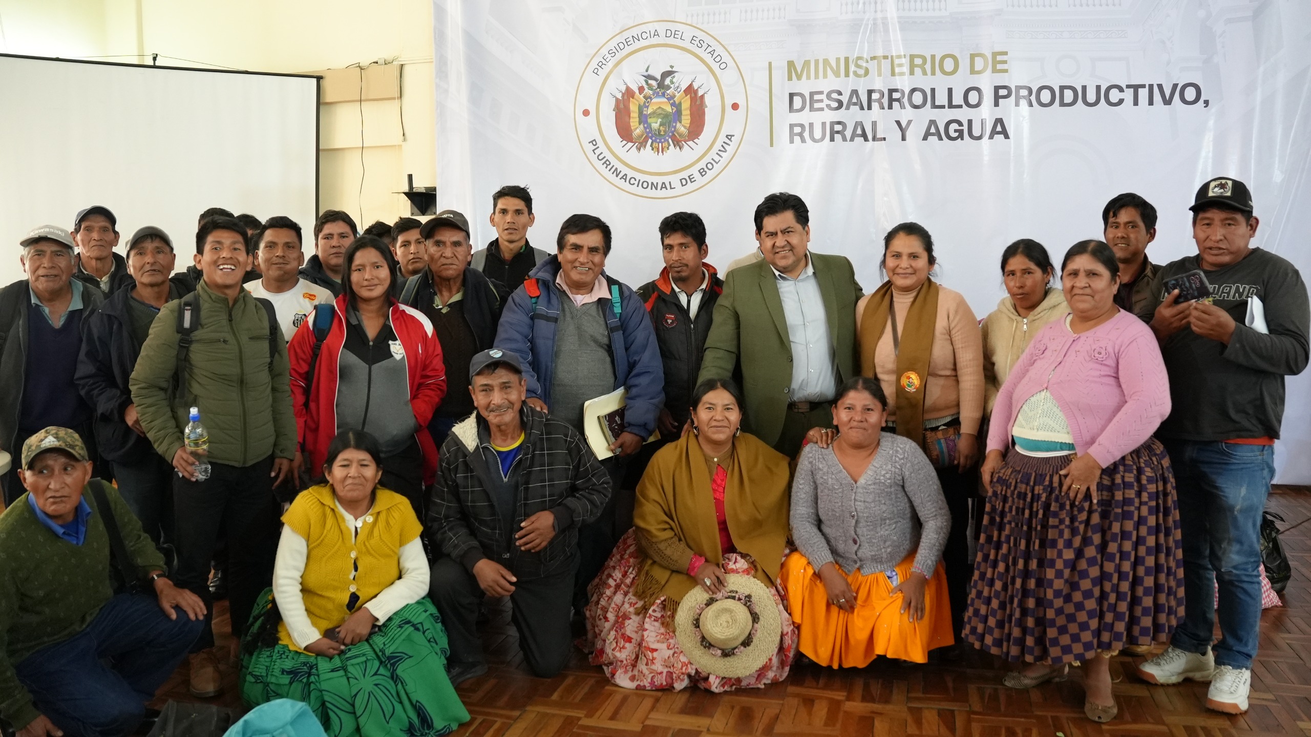 El Viceministerio de Desarrollo Agropecuario y productores de Palos Blancos acuerdan agenda de trabajo para atender demandas del sector