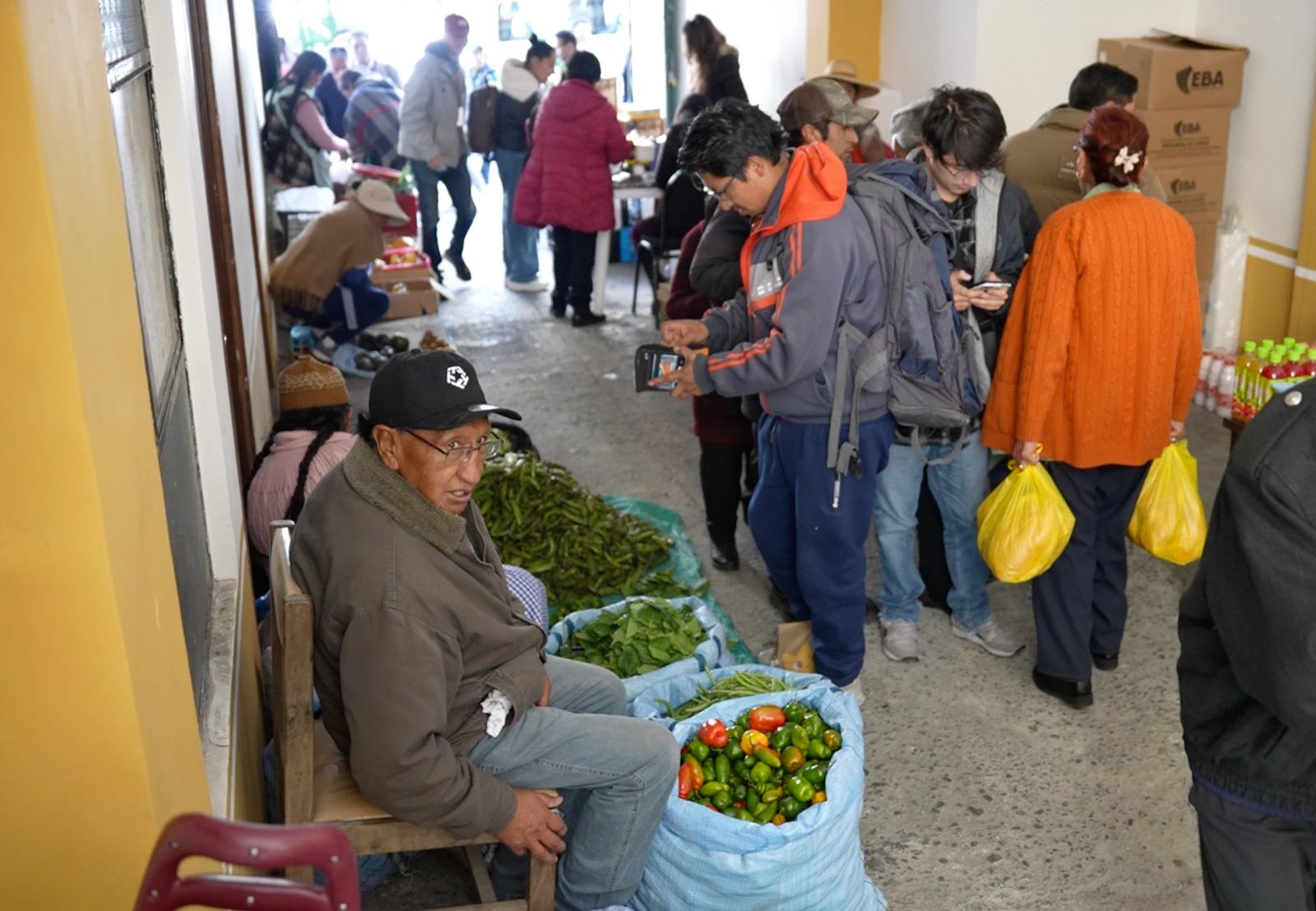 El Ministerio de Producción Sostenible promueve la comercialización directa para pequeños productores en la feria «La Caserita»