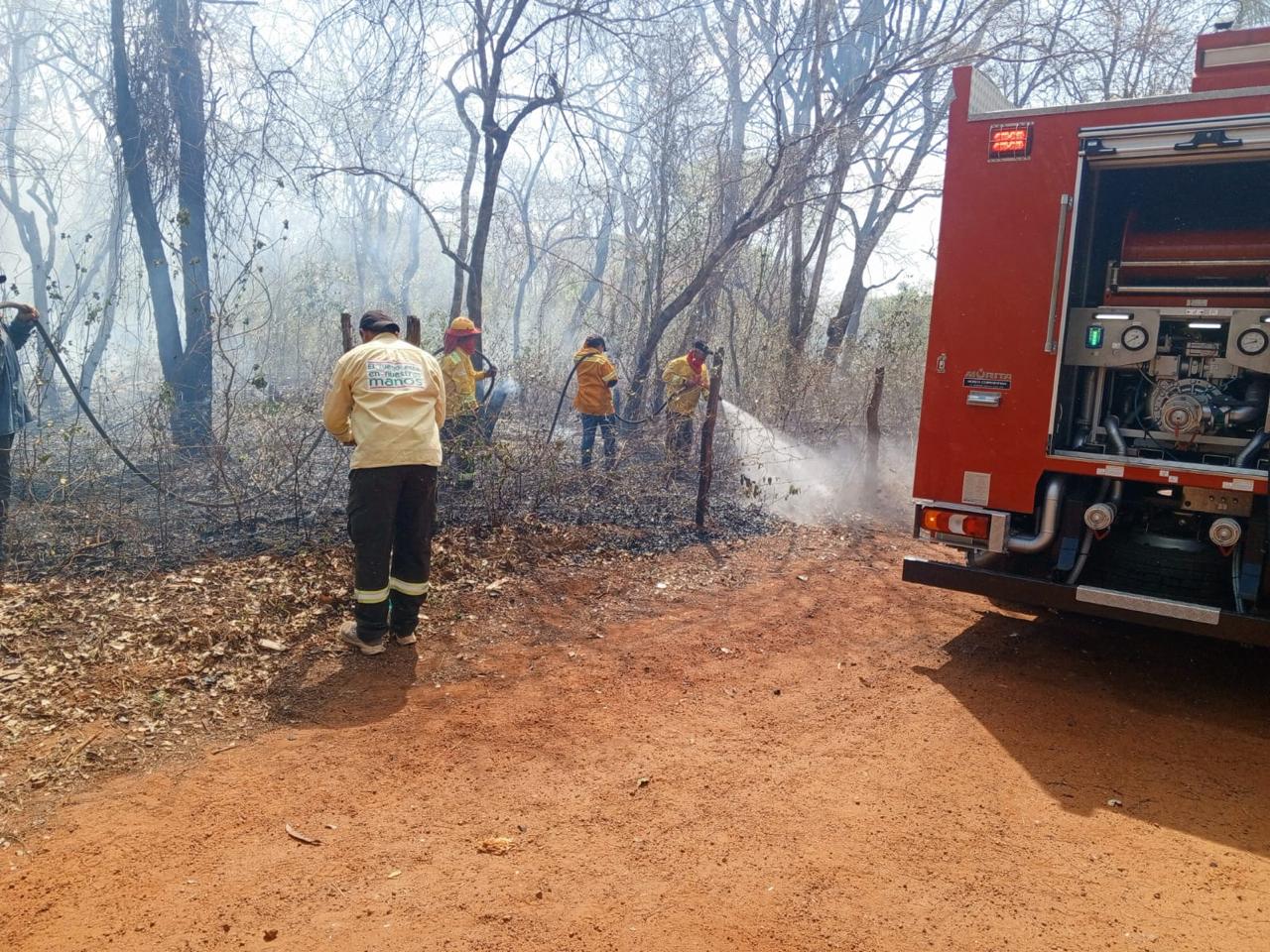 ABT despliega carros bomberos, cisternas, cuadratracks, chatas de ataque rápido y personal capacitado en municipios de Santa Cruz para contrarrestar incendios forestales