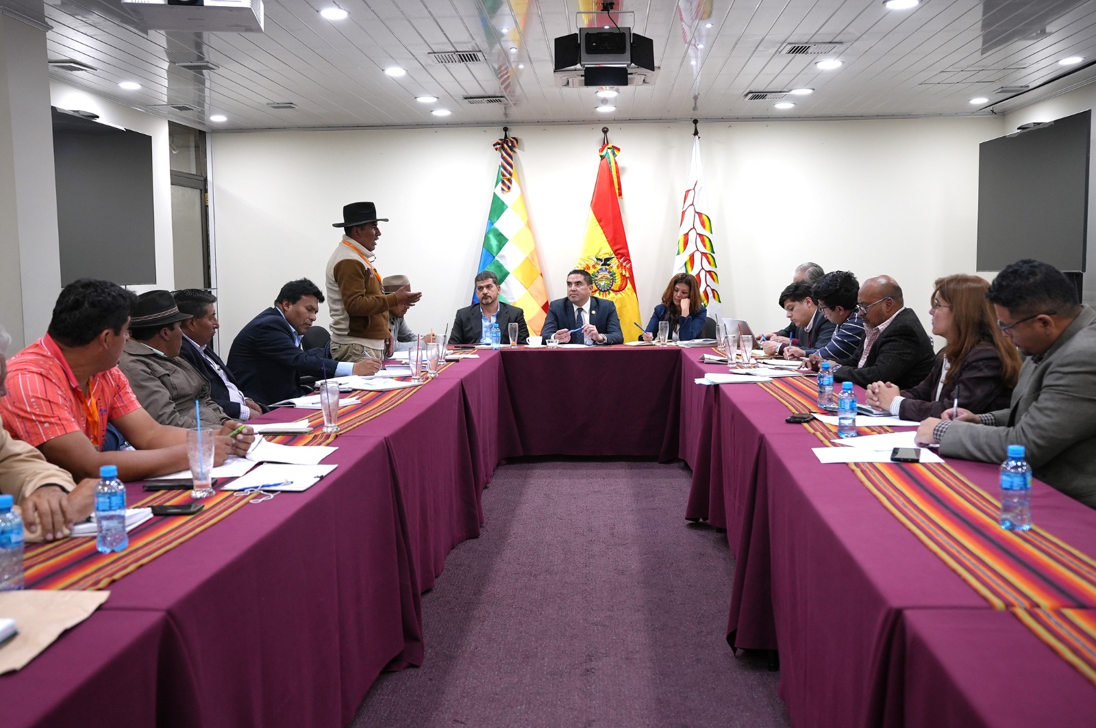 Gobierno y productores lecheros acuerdan avanzar en soluciones para fortalecer la sostenibilidad de las plantas industriales